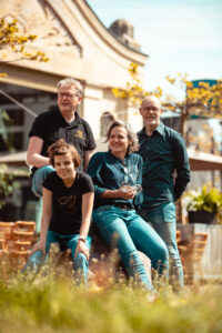 Guido de Wit,Sarah de Wit, Arjanneke van den Berg, en Gijs voor Foodhall MOUT waarin de brouwerij gevestigd is.